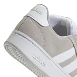 Championes urbanos Adidas modelo Grand Court Alpha, color gris con detalles en blanco. Presentan un diseño inspirado en el tenis clásico, confeccionados en material sintético tipo nobuk, con las icónicas tres tiras laterales, cierre de cordones y suela de goma con tecnología Cloudfoam para mayor amortiguación.