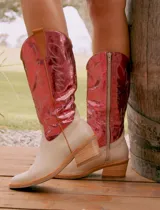 Bota texana de cuero vacuno color negro con caña alta azul con diseño bordado. Tiene cierre lateral, taco de madera con folia de cuero y horma de punta fina.