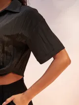 Camisa corta con estampado de cebra en blanco y negro, cuello camisero, escote en V y nudo frontal.