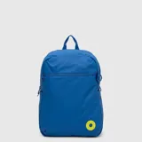 Mochila de viaje color azul, fabricada en material resistente y repelente al agua con cierres impermeables. Cuenta con compartimento para laptop de hasta 16 pulgadas, bolsillo superior de acceso rápido, espacio principal amplio, bolsillo lateral para botella, correas de pecho y correa trasera para enganchar al trolley de una maleta. Incluye detalle de logo circular en color amarillo neón en la parte inferior.