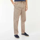 Pantalón de vestir color beige, de corte recto, con cintura elástica ajustable con cordón.