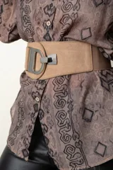 Cinto ancho marrón de cuero y elástico con hebilla metálica plateada con la letra D.