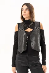 Chaleco de cuero con acabado desgastado, estilo western, con cierre frontal de botones metálicos y detalles de ojalillos con entrelazado de cuero en la parte superior delantera.