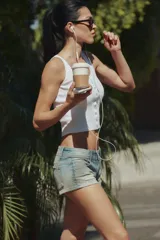 Shorts mini de denim TRF de tiro bajo, con cinco bolsillos, trabillas y cierre frontal con cremallera y botones metálicos.