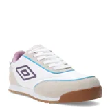 Championes urbanos Umbro modelo Lane Lady, color blanco con detalles en gamuza beige, vivos en celeste y logo lateral en violeta. Presentan suela de goma color caramelo con diseño dentado.
