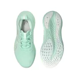 Championes de running Asics Gel Nimbus 26, color verde agua con detalles dorados.