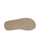 Chancletas Sanuk modelo M Beer Cozy Iv color marrón, con correa superior de cuero sintético perforado y suela de goma con una franja naranja.