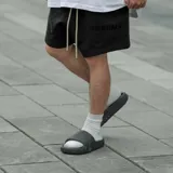 Sandalias Adidas Adilette 22 de diseño futurista en color negro, con patrón topográfico texturizado en relieve y suela de goma moldeada.