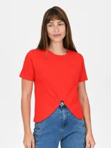 Remera de algodón color rojo, con cuello redondo, mangas cortas y detalle de nudo frontal con arandela metálica.
