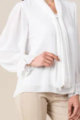 Blusa roja de gasa italiana con cuello plisado y mangas largas amplias terminadas en volado.