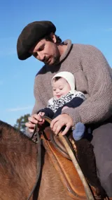 Sweater de punto grueso color topo, con cuello alto y corte holgado.