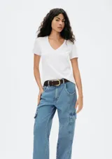 Camiseta marrón de manga corta con cuello en V.