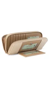 Billetera larga de diseño rectangular en tono beige, confeccionada en símil cuero con textura combinada. Cuenta con doble compartimento principal con cierre, solapa frontal con broche a presión, visor para documentos y tarjetero extraíble. Incluye monedero interno y múltiples espacios para billetes y tarjetas.