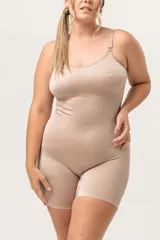 Mono modelador color piel, confeccionado en lycra, con breteles elásticos regulables y nivel de contención medio.