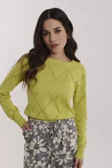 Sweater color verde lima de tejido de punto calado con diseño de rombos y pequeñas flores bordadas.