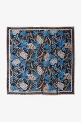 Pañuelo cuadrado de tela fina color negro con estampado de caracoles, corales y tortugas en tonos beige y celeste.