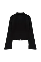 Campera de manga larga confeccionada en tejido crepé, con cuello camisero y cierre frontal metálico completo. Presenta un diseño entallado y moderno con mangas ligeramente acampanadas.