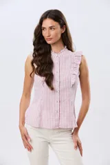 Musculosa de lino rayada con cuello mao y volados en los hombros. Presenta diseño de rayas verticales y aplique de etiqueta con logo en la parte posterior.