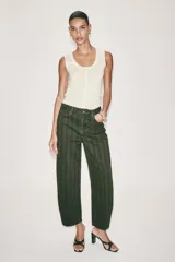 Jeans de tiro medio, corte straight, color verde militar con diseño de rayas verticales sutiles, cinco bolsillos y cierre frontal con cremallera y botón metálico.