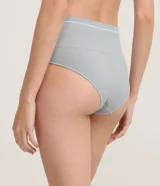 Bombacha de tiro alto confeccionada en microfibra con textura acanalada y diseño sin costuras. Cuenta con cintura ancha y forro interior de algodón.