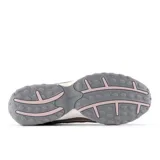 Championes New Balance modelo 204L de estilo retro inspirado en el running de los años 2000. Presenta una capellada de ante y malla en tonos marrones con detalles en rosa claro en el logo lateral y el talón. Cuenta con una suela de EVA con diseño técnico y estructura de perfil bajo.