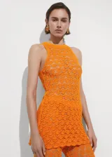 Pantalon de crochet color naranja con diseño de tejido calado, corte flare y cintura elástica.