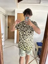 Bermuda de jean gris con roturas y ruedo desflecado, corte relaxed fit.