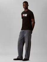 Remera de algodón negro Calvin Klein, de manga corta, con cuello redondo y estampado gráfico frontal con logotipo en blanco y rojo.