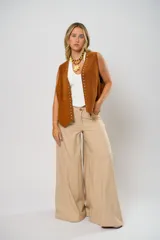 Pantalón de vestir color beige, de corte palazzo y tiro alto.