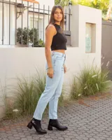 Botas de cuero negras con punta cuadrada, tacón ancho y detalles de textura en relieve en la parte superior.