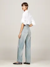 Jean celeste de denim rígido, corte amplio, pierna recta y talle alto.