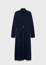 Vestido midi de corte evasé en color azul marino, con cuello camisero, cierre frontal de botones ocultos y mangas largas con puños abotonados. Incluye un cinturón fino ajustable con hebilla metálica.