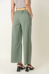 Pantalón de algodón con spandex, de corte ancho y tiro alto, con cintura elastizada, bolsillos laterales y cinto rústico incluido.