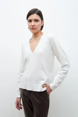 Sweater crudo de tejido de punto, con escote en V y mangas largas.