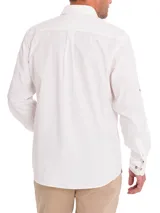Camisa de manga larga RKF modelo Galiton, color blanco, confeccionada en popelina de algodón orgánico. Presenta cuello camisero, cierre frontal con botones de madera, bolsillo en el pecho con logo bordado y mangas ajustables con botón.