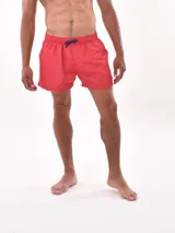 Short de baño color rojo con cintura elástica y cordón de ajuste azul en contraste.