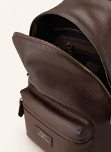 Mochila de cuero marrón oscuro de Polo Ralph Lauren, con compartimento principal con cierre, bolsillo frontal con cierre y placa con el logo de la marca en letras doradas.