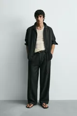 Pantalón de corte relajado confeccionado en una mezcla de lino y viscosa. Presenta bolsillos delanteros, bolsillos traseros de plastrón y cierre frontal con cremallera y botón.