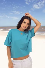 Remera celeste con logo bordado en el pecho, corte boxy y cuello redondo.