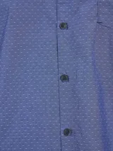 Camisa azul con micro estampado, de manga larga y corte clásico.