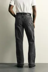 Jeans flare fit de denim de algodón en color celeste con lavado efecto desgastado. Presentan diseño de cinco bolsillos, tiro medio, cierre frontal con cremallera y botón, y bajo con acabado irregular.