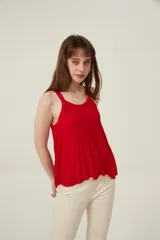 Musculosa roja de punto canale con breteles finos, corte holgado y escote cuadrado.