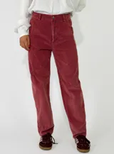 Pantalon de pana color marron oscuro, de corte recto y tiro medio, con costuras reforzadas en las rodillas y cierre frontal con boton.