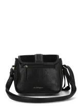 Cartera bandolera negra con solapa frontal combinada en cuero sintético y gamuza. Presenta un diseño estructurado con cierre de solapa, detalles de tachas metálicas y un colgante de flecos en el lateral.