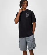 Bermuda masculina de poliéster, color gris, de corte baggy cropped, cintura elástica con cordón de ajuste y múltiples bolsillos cargo funcionales.