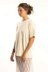 Remera verde militar con efecto gastado, corte oversize y estampado frontal con logo circular en color crudo.