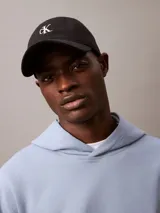 Gorra de béisbol Calvin Klein color negro, con visera curva y logo 'ck' bordado en blanco en el frente. Cuenta con cierre ajustable en la parte posterior.