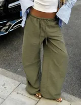 Pantalón wide leg de calce relajado, color verde militar, confeccionado en tejido liviano con textura. Cuenta con cintura elastizada y cordón regulable.