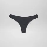 Pack de cinco tangas de algodón con bordes festoneados. El pack incluye tres unidades negras y dos unidades blancas.