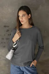 Remera de manga larga con corte recto y silueta relajada, cuello redondo y detalle de logo bordado en el pecho.